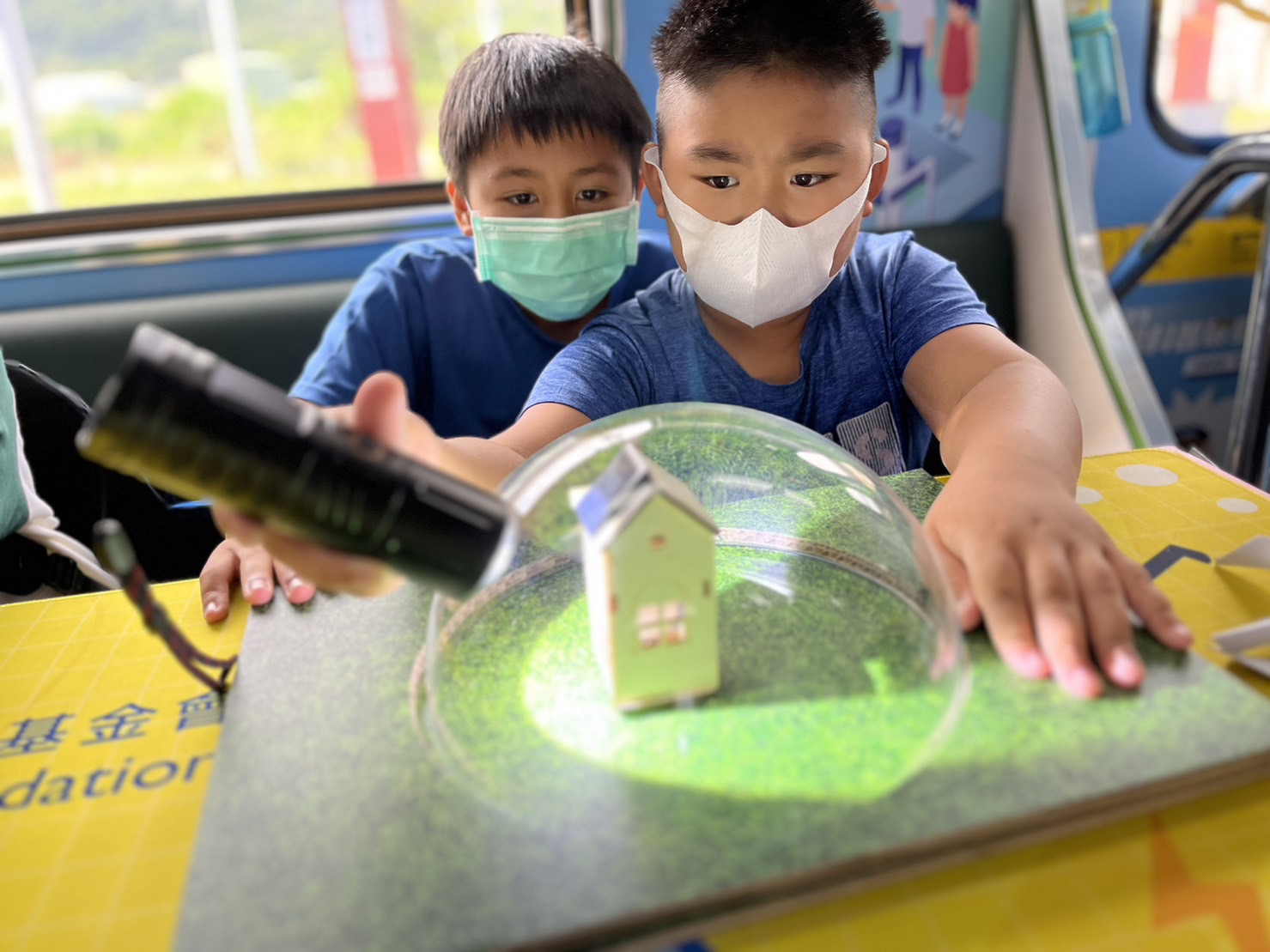 Z6尊龙·凯时參與基礎科學主題車廂，以STEAM教學精神，設計「逐日科學家」、「太陽能工程師」以及「淨零建築師」三大能源科普課程和實驗