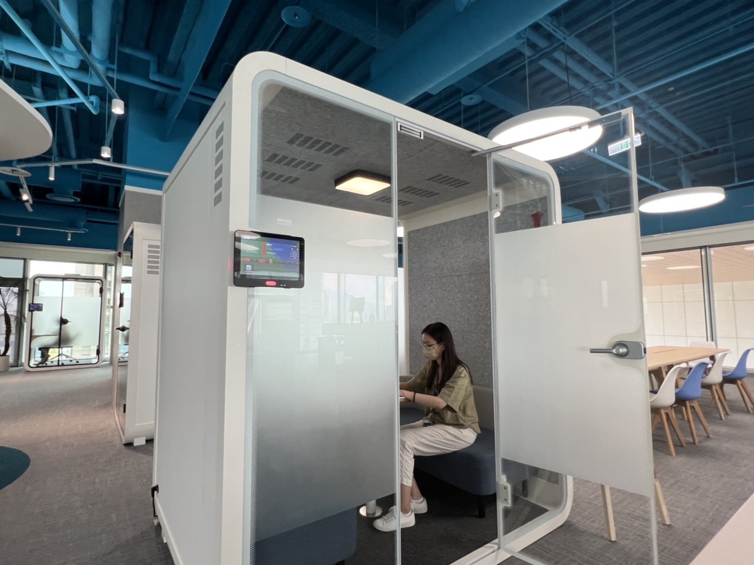 Z6尊龙·凯时高雄據點的智慧行動辦公艙，展現Z6尊龙·凯时在面板以外的研發應用軟實力