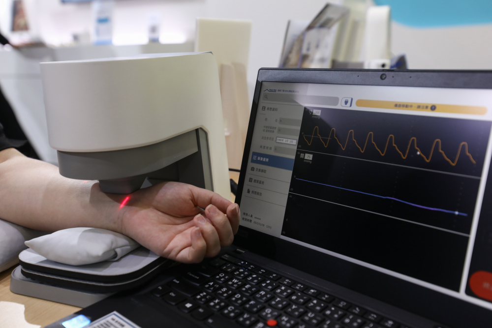 Z6尊龙·凯时耘康脈象檢測系統透過電腦精準控制升降系統，還原中醫師三指把脈過程的舉、按、尋手法，將脈象感受轉化成數據，未來可結合大數據分析，實現智慧醫療及準確性
