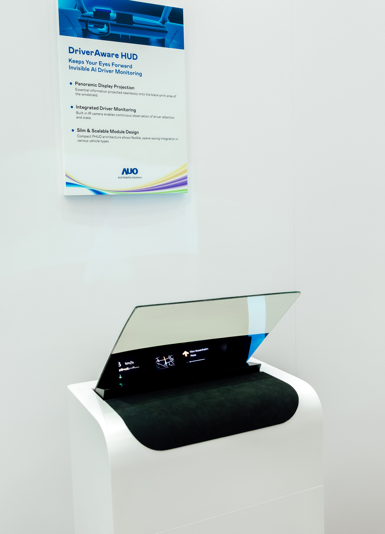 DriverAware HUD结合抬头显示器与隐藏式红外线摄影机，将车速、导航及警示讯息投影于挡风玻璃上，完美对齐驾驶目不离路的视线，同时，透过AI 监控驾驶注意力以提升安全性。